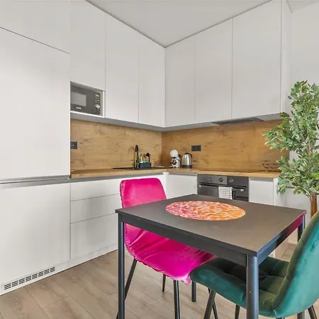 Lam Fuchsia Ac-balcony Apartment